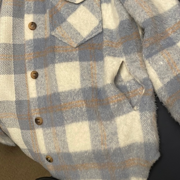 White and blue camel plaid oversized shacket by Jardines Domaine - Picture 4 of 4